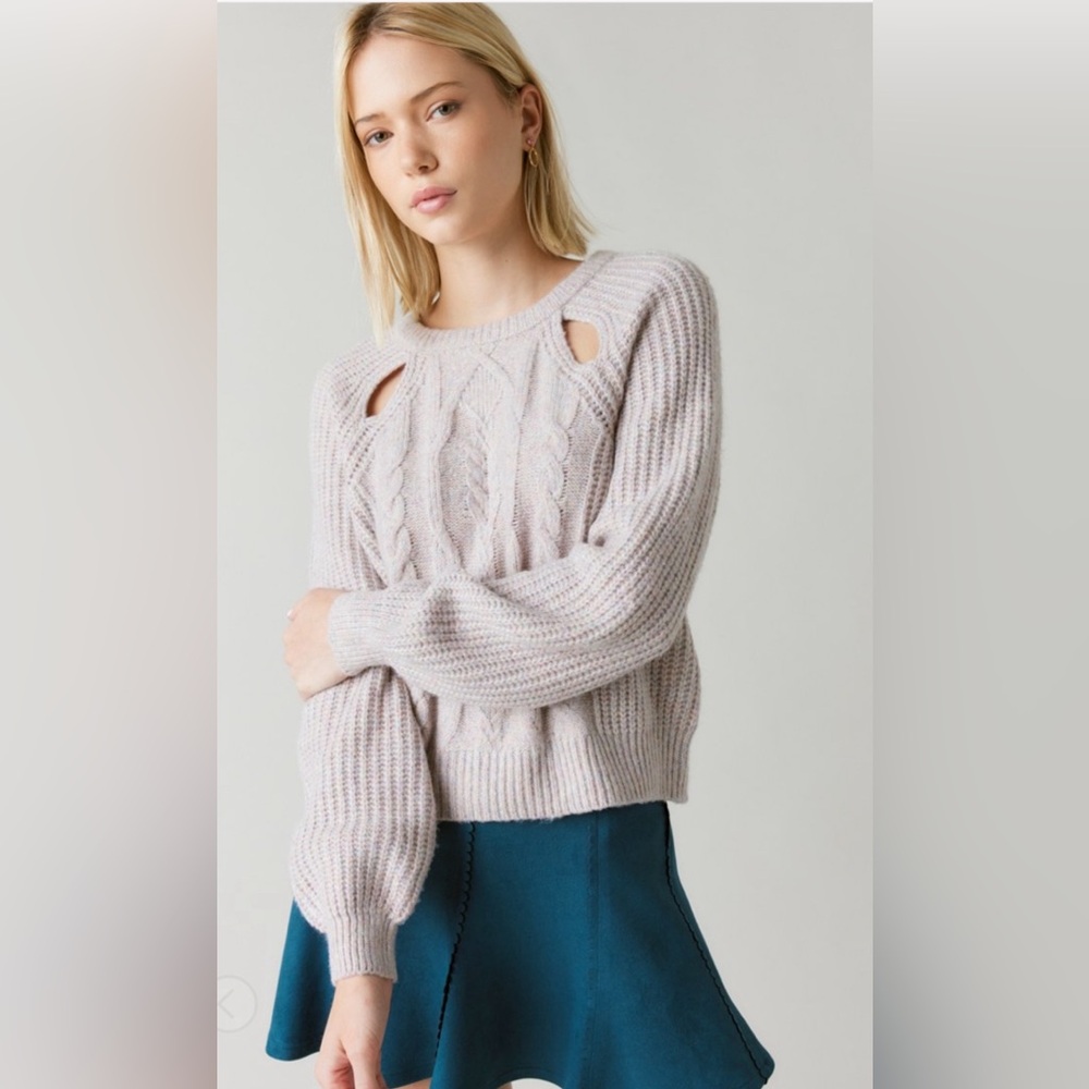 🍁New Fall🍁 Francesca’s Kassidy Keyhole
Pullover Sweater